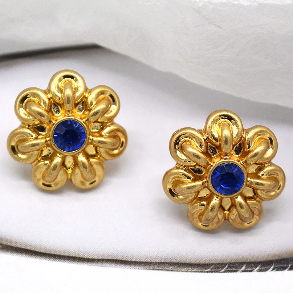 Vintage Hollow Flowers Blue Stone Ear Clips Female Tide Models Without Ear Holes Available
Vintage Hollow Flowers Blue Stone Ear Clips Female Tide Models Without Ear Holes Available