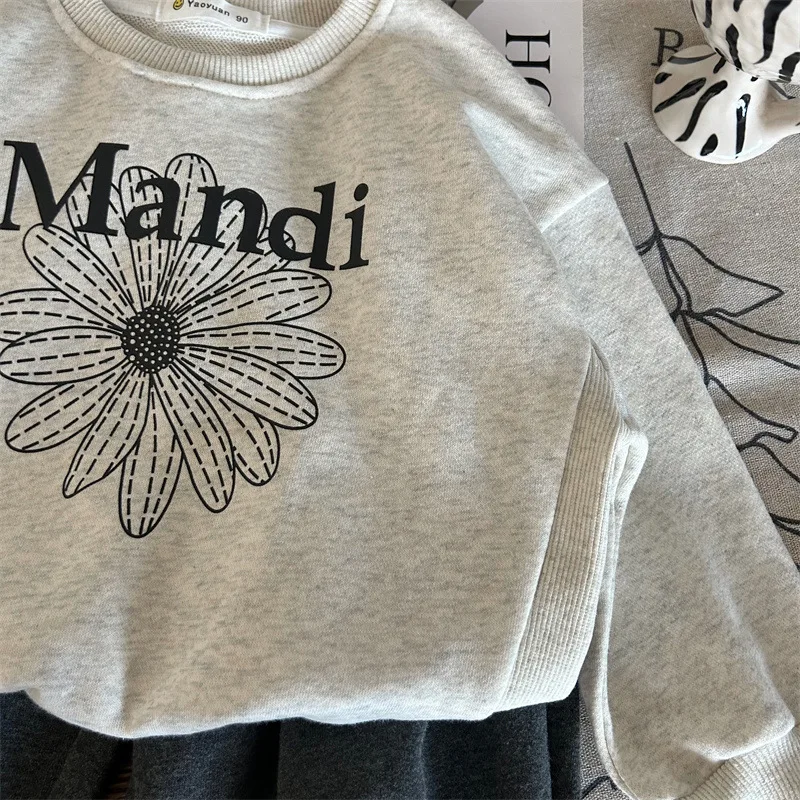 Children's Clothing New Spring and Autumn Winter Girls' Daisy Round Neck Hoodie, Children's Stylish Gray Collapse Pants
Children's Clothing New Spring and Autumn Winter Girls' Daisy Round Neck Hoodie, Children's Stylish Gray Collapse Pants