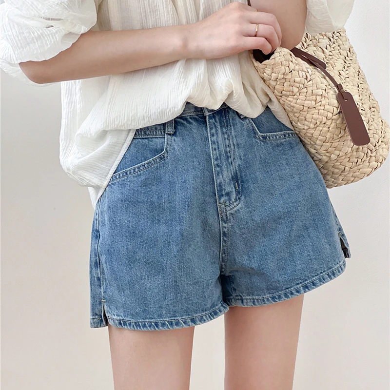 Wide Leg Denim Shorts Thin Women's Jeans 2022 Summer New Pocket Button Korean Version Retro High Waist Slim Slit Hot Pants Trend
Wide Leg Denim Shorts Thin Women's Jeans 2022 Summer New Pocket Button Korean Version Retro High Waist Slim Slit Hot Pants Trend