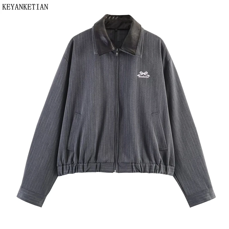 KEYANKETIAN 2026 New Preppy Women Gray Pinstripe Jacket Faux Leather Collar Zip Up Bomber Style Bow Embroidery Casual Outerwear
KEYANKETIAN 2026 New Preppy Women Gray Pinstripe Jacket Faux Leather Collar Zip Up Bomber Style Bow Embroidery Casual Outerwear