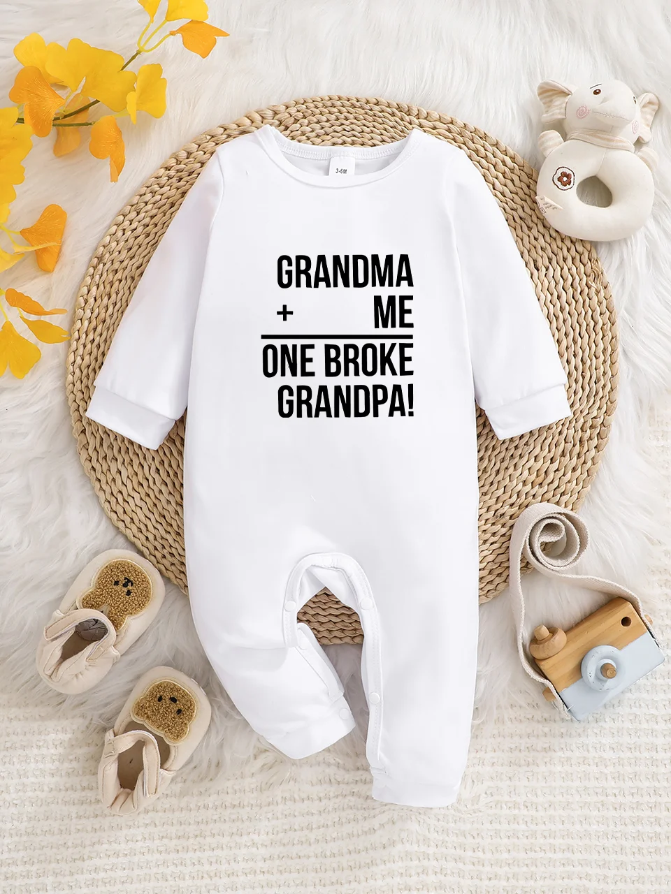 A baby long-sleeved onesie with interesting letter prints. It features a buttoned design for easy putting on and taking off, and
A baby long-sleeved onesie with interesting letter prints. It features a buttoned design for easy putting on and taking off, and