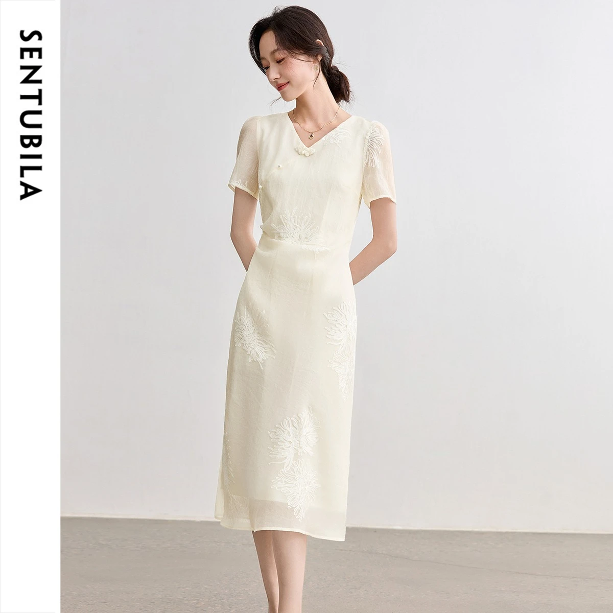 SENTUBILA Short-sleeved Dress Woman 2026 Summer V-Neck Gathered-waist Embroidered Midi Dress Elegant Frog Clasp Q52LI2097
SENTUBILA Short-sleeved Dress Woman 2026 Summer V-Neck Gathered-waist Embroidered Midi Dress Elegant Frog Clasp Q52LI2097