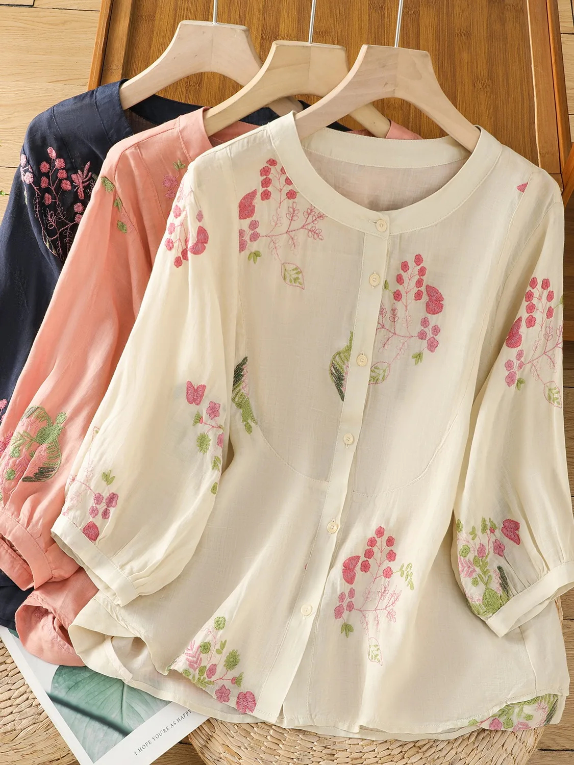 Женская летняя художественная молодежная блузка Ele из хлопка и льна с ручной вышивкой, тонкая, с рукавом три четверти, круглым вырезом и укороченной спинкой.
Женская летняя художественная молодежная блузка Ele из хлопка и льна с ручной вышивкой, тонкая, с рукавом три четверти, круглым вырезом и укороченной спинкой.