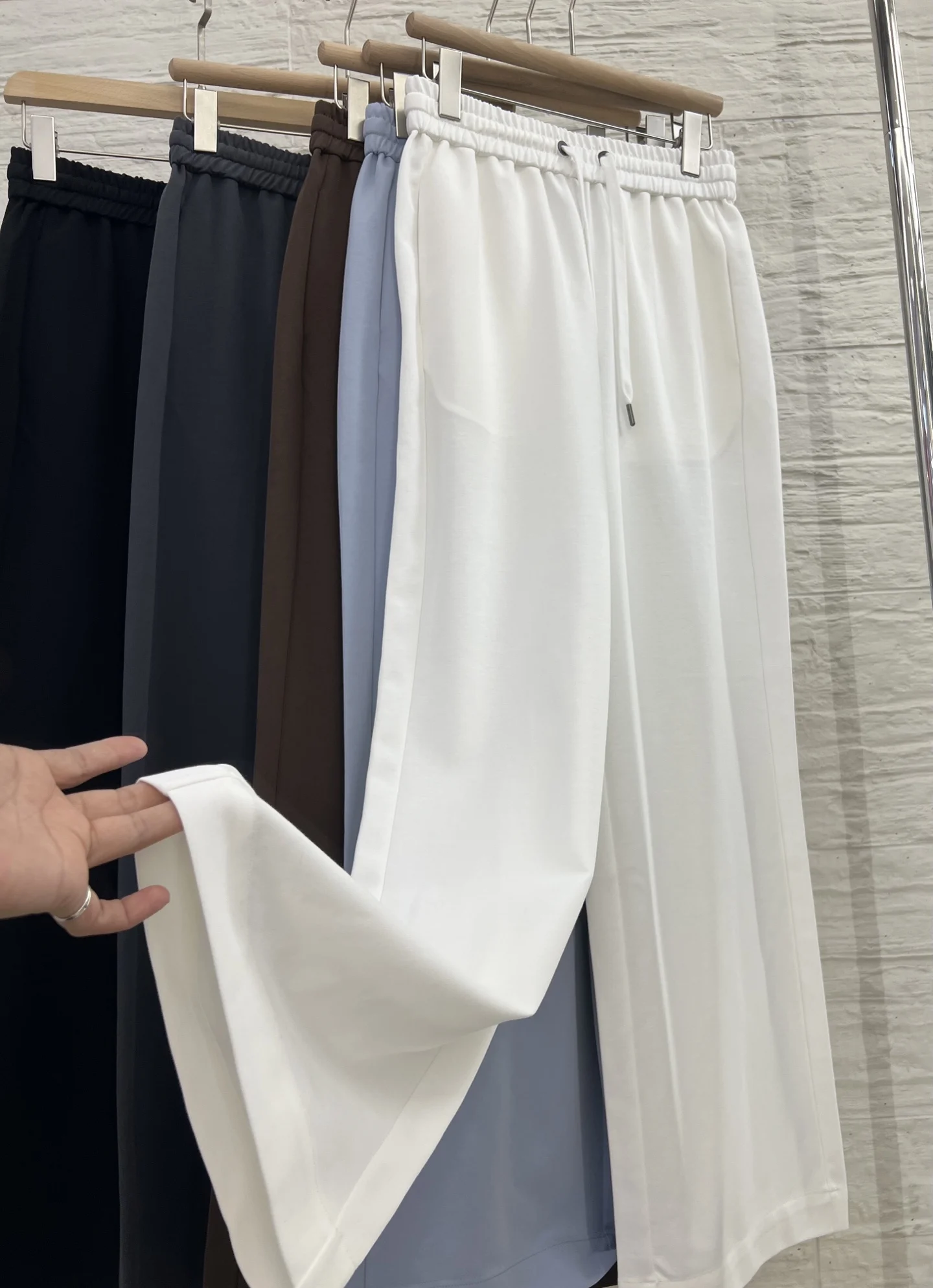 2026 Spring/Summer New Minimalist Wide-Leg Pants with Drawstring Embroidery, Slimming and Versatile Casual Pants
2026 Spring/Summer New Minimalist Wide-Leg Pants with Drawstring Embroidery, Slimming and Versatile Casual Pants