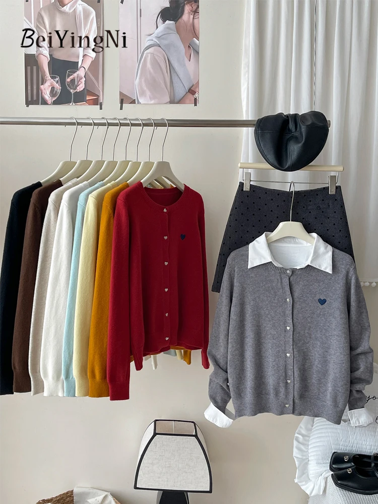 Beiyingni женский однобортный свитер с вышивкой в виде сердца, осенне-зимние корейские кардиганы для женщин, однотонная верхняя одежда, топы
Beiyingni женский однобортный свитер с вышивкой в виде сердца, осенне-зимние корейские кардиганы для женщин, однотонная верхняя одежда, топы