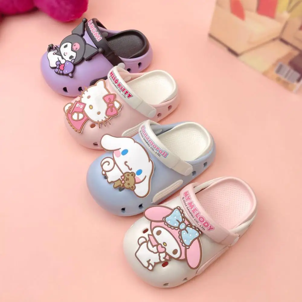 Милые детские сандалии Hello Kitty Sanrios Kuromi, дышащие уличные тапочки с героями мультфильмов, Cinnamoroll, износостойкая обувь с отверстиями, подарок для девочки
Милые детские сандалии Hello Kitty Sanrios Kuromi, дышащие уличные тапочки с героями мультфильмов, Cinnamoroll, износостойкая обувь с отверстиями, подарок для девочки