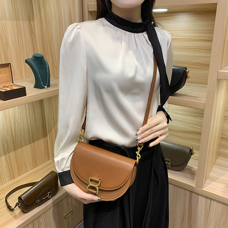 High-Quality Minimalist Design Tote Bag with Vintage Charm and Solid Color Perfect Daily Shopper
High-Quality Minimalist Design Tote Bag with Vintage Charm and Solid Color Perfect Daily Shopper