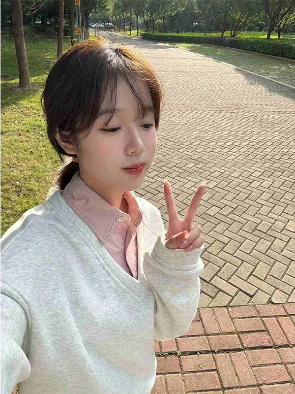 Retro American Neck Fake Two-Piece Hoodie Women's Autumn Winter Thickened Fleece Student Top Jacket Hong Kong Style Chic
Retro American Neck Fake Two-Piece Hoodie Women's Autumn Winter Thickened Fleece Student Top Jacket Hong Kong Style Chic