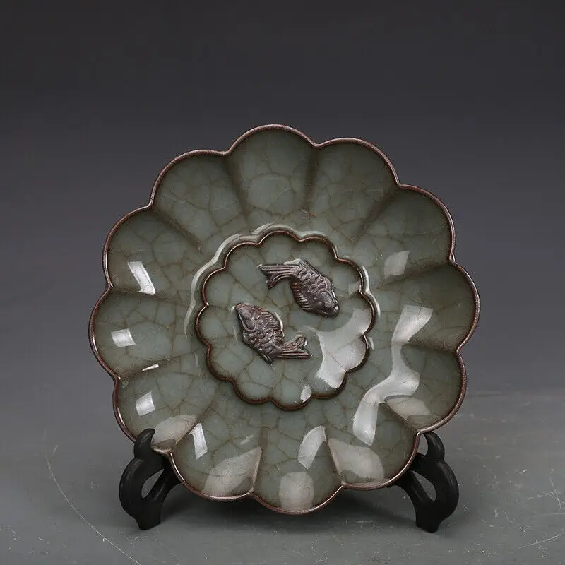 Chinese Porcelain Song Guan Kiln Celadon Glaze Pisces Double Fish Plates
Chinese Porcelain Song Guan Kiln Celadon Glaze Pisces Double Fish Plates