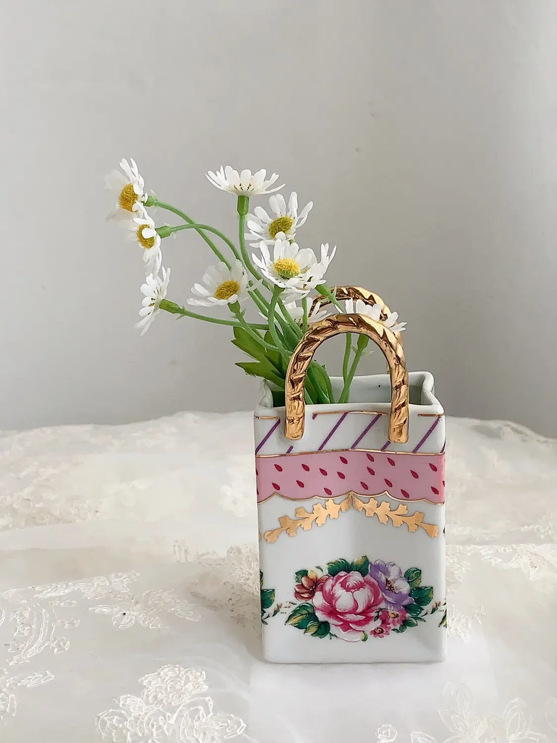 CL beauty retro court style, small bag gold-painted desktop fork and spoon storage small flower basket
CL beauty retro court style, small bag gold-painted desktop fork and spoon storage small flower basket