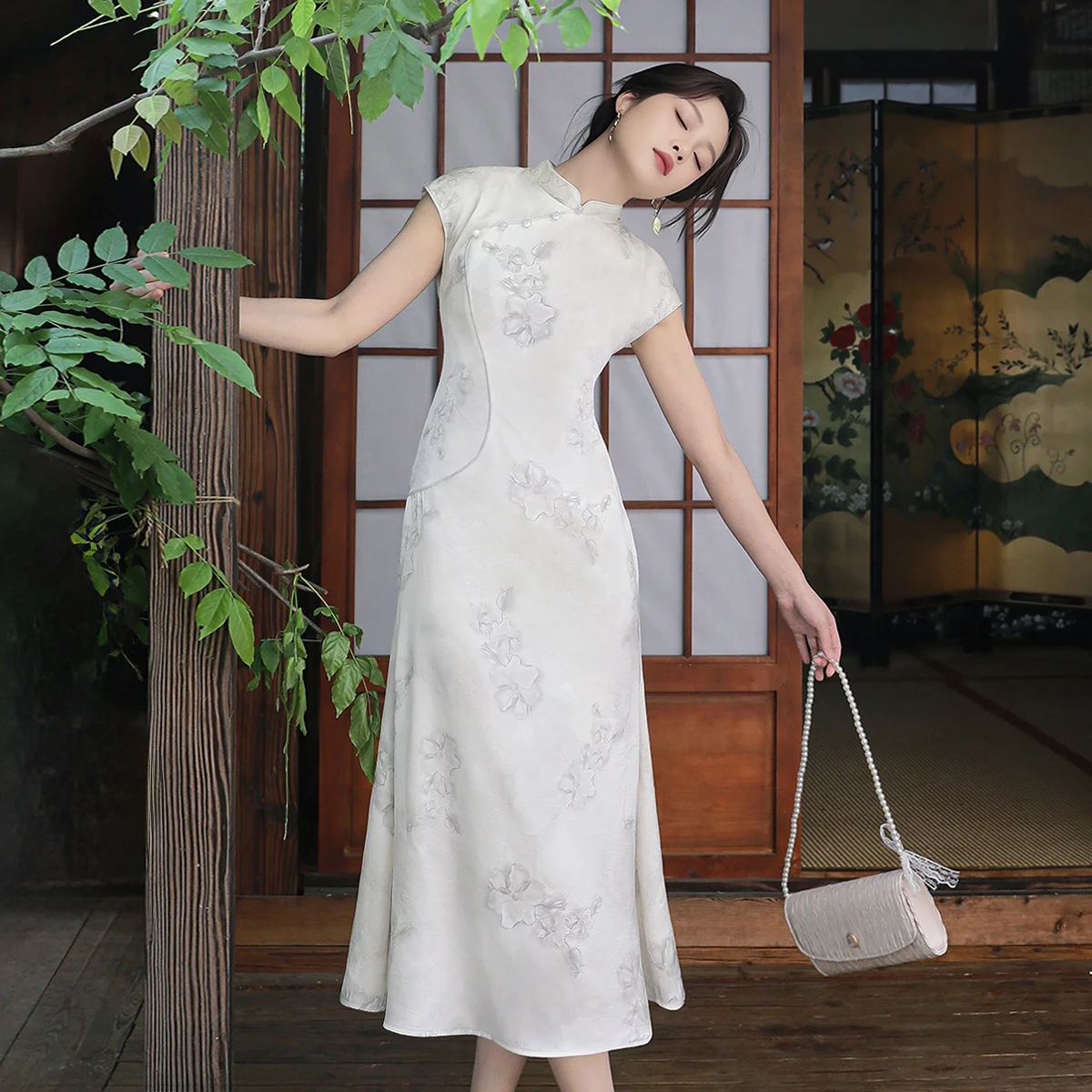 Новинка лета: китайское платье-русалка из глянцевого атласа с эффектом чернильного размытия, черно-белое, с коротким рукавом
Новинка лета: китайское платье-русалка из глянцевого атласа с эффектом чернильного размытия, черно-белое, с коротким рукавом