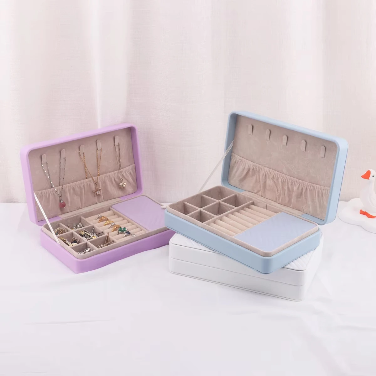 Leather Jewelry Box Light Luxury Earrings Necklace Storage Box with Lock Jewelry Organizers Storage
Leather Jewelry Box Light Luxury Earrings Necklace Storage Box with Lock Jewelry Organizers Storage