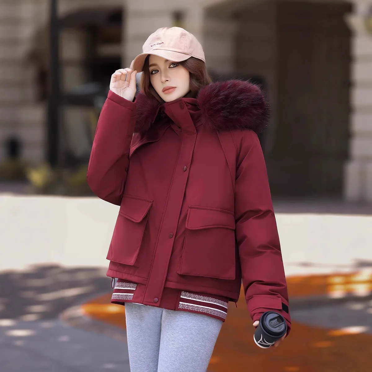 Новинка 2025 года, толстая короткая женская зимняя куртка, парки, пуховая хлопковая куртка, повседневная теплая укороченная парка с большим мехом и капюшоном, верхняя одежда
Новинка 2025 года, толстая короткая женская зимняя куртка, парки, пуховая хлопковая куртка, повседневная теплая укороченная парка с большим мехом и капюшоном, верхняя одежда