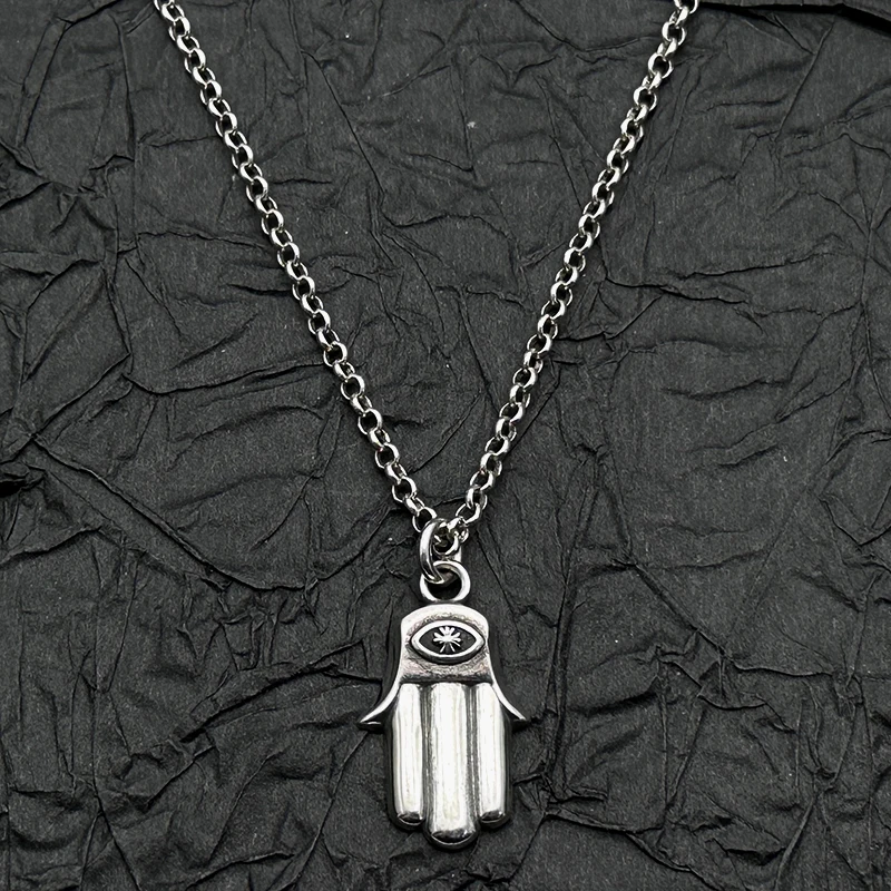 S925 Sterling Silver Retro Old Small Moon Muse Hand Pendant Necklace European and American Men and Women
S925 Sterling Silver Retro Old Small Moon Muse Hand Pendant Necklace European and American Men and Women