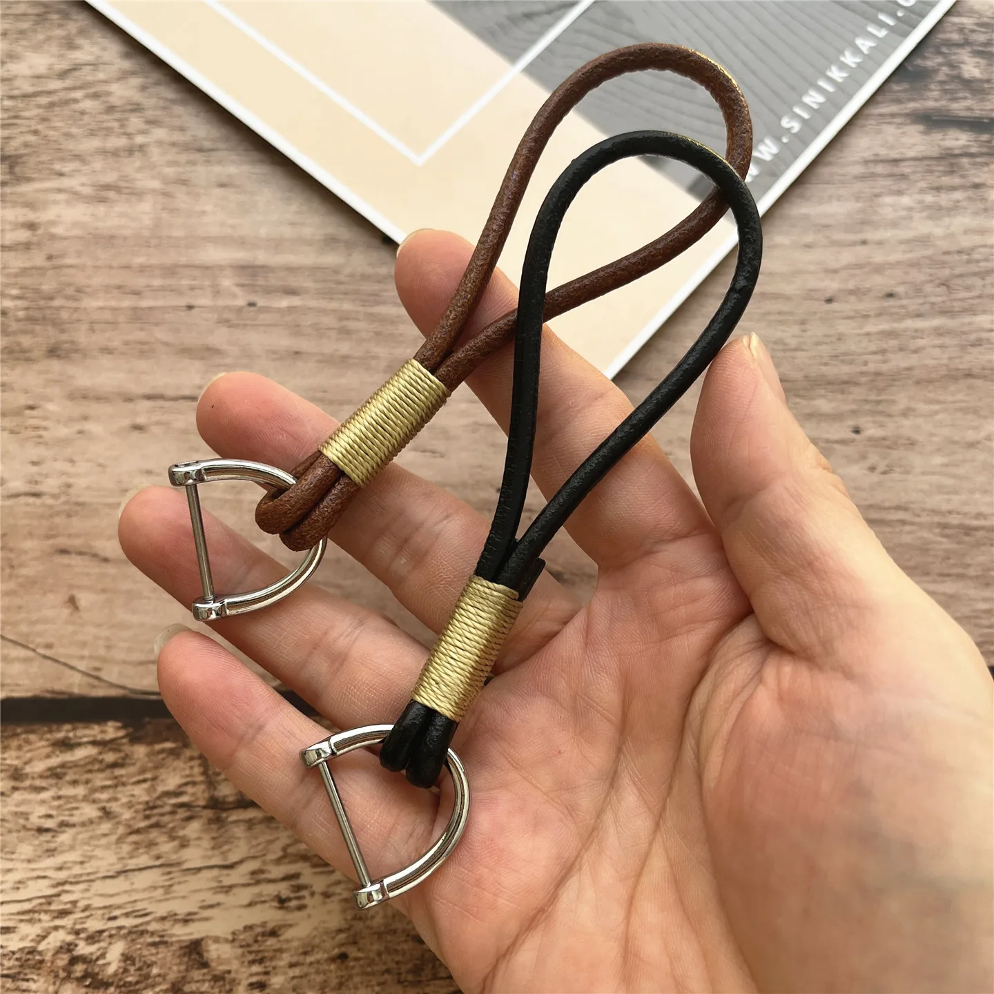 Сотовый аксессуар, ремешки из воловьей кожи, шнур для ключей, ремешок для ключей от машины, простой брелок для ключей, мужская веревка, роскошные аксессуары, ремешок на руку
Сотовый аксессуар, ремешки из воловьей кожи, шнур для ключей, ремешок для ключей от машины, простой брелок для ключей, мужская веревка, роскошные аксессуары, ремешок на руку