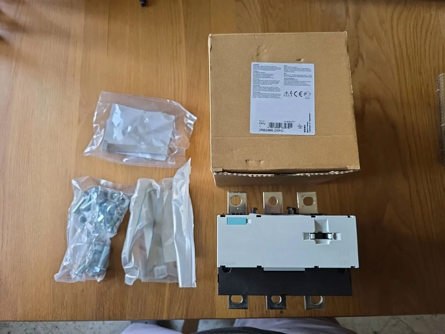 Brand New 3RB2966-0MHZW-96 3RB2966-2WH2 Warranty One-year
Brand New 3RB2966-0MHZW-96 3RB2966-2WH2 Warranty One-year