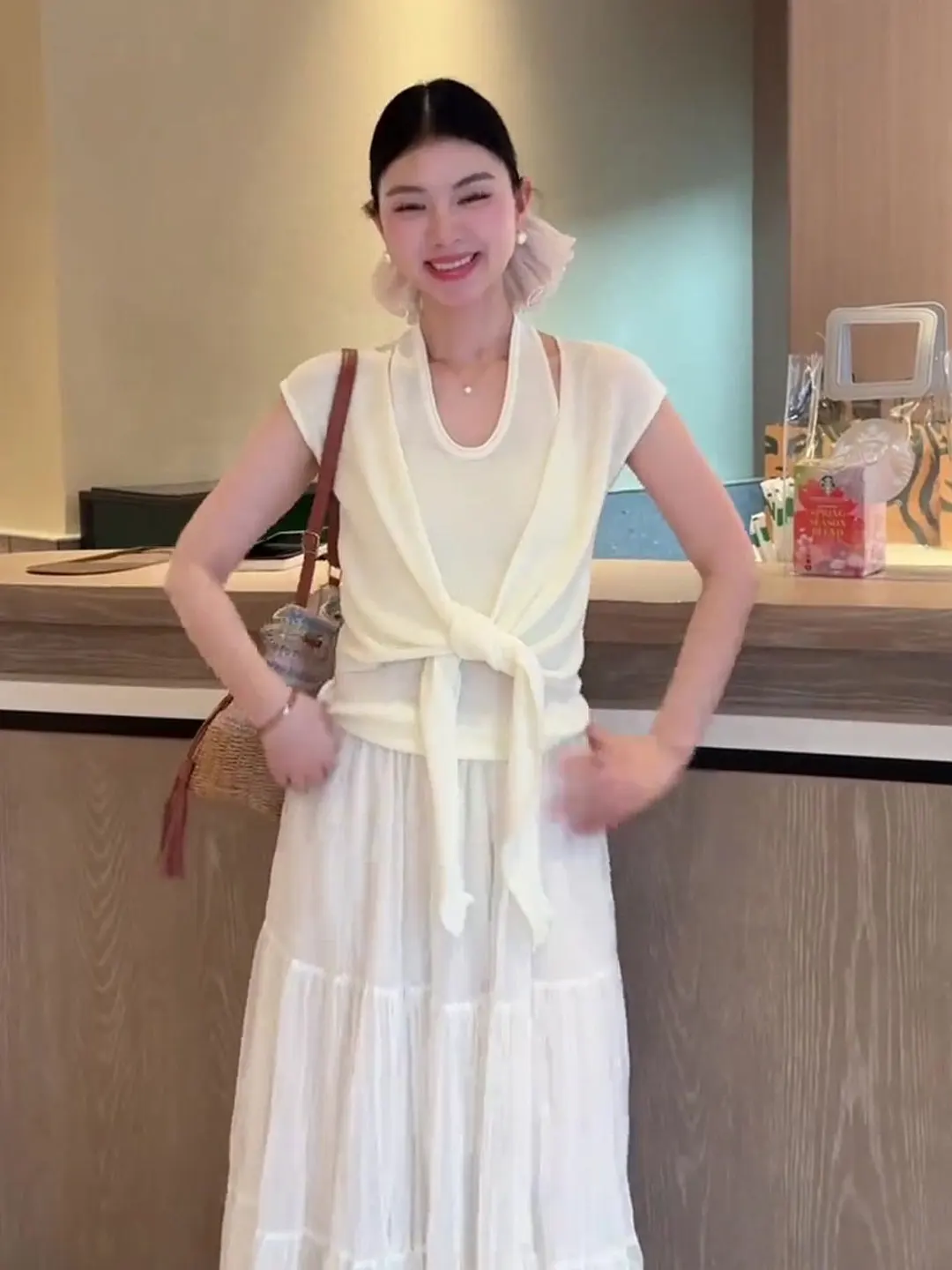 French Style Knitted Short Sleeve Sweater Women's Summer Fashionable Neck Hanging Belt Design V-Neck Top Elegant Two-Piece Look
French Style Knitted Short Sleeve Sweater Women's Summer Fashionable Neck Hanging Belt Design V-Neck Top Elegant Two-Piece Look