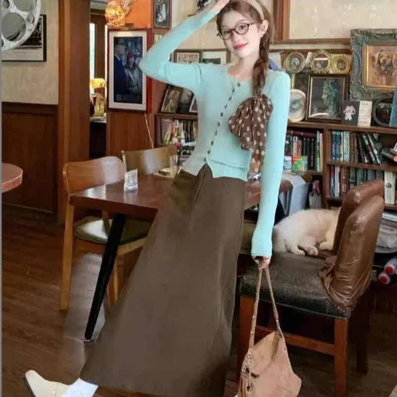 Простой облегающий зеленый однобортный вязаный кардиган с высокой талией, комплект из вельветовой юбки трапециевидной формы
Простой облегающий зеленый однобортный вязаный кардиган с высокой талией, комплект из вельветовой юбки трапециевидной формы