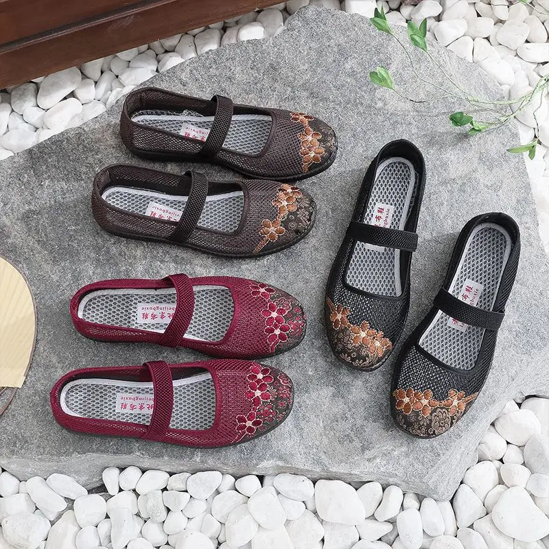 Summer Old Beijing Cloth Shoes Mom Chinese Style Embroidered Cloth Shoes Women Soft Bottom Mesh Breathable Casual Shoes Sandals
Summer Old Beijing Cloth Shoes Mom Chinese Style Embroidered Cloth Shoes Women Soft Bottom Mesh Breathable Casual Shoes Sandals