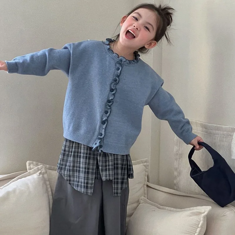 Korean Girls' 2026 Spring Outfit New Solid Color Sweater Knitted Cardigan Top Plaid Fart Curtain Casual Pants
Korean Girls' 2026 Spring Outfit New Solid Color Sweater Knitted Cardigan Top Plaid Fart Curtain Casual Pants