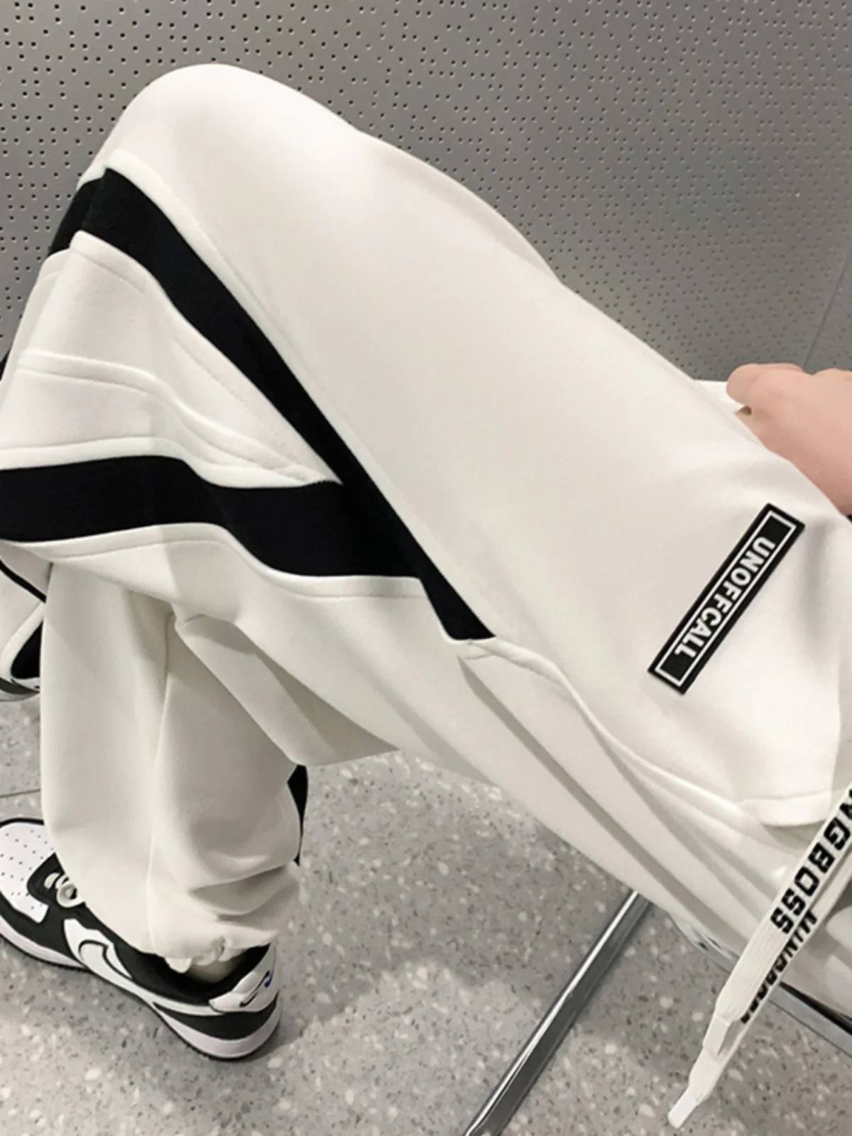 Trendy Striped Sports Pants Men's Autumn Casual Loose Fit Patchwork Large Size Comfortable Sweatpants for High School Students
Trendy Striped Sports Pants Men's Autumn Casual Loose Fit Patchwork Large Size Comfortable Sweatpants for High School Students