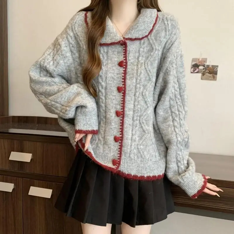 Повседневное большое осенне-весеннее пальто в стиле ретро с пуговицами «Любовь», ленивый стиль, кукольный свитер с вырезом для поездок на работу, женский свитер с жареным тестом
Повседневное большое осенне-весеннее пальто в стиле ретро с пуговицами «Любовь», ленивый стиль, кукольный свитер с вырезом для поездок на работу, женский свитер с жареным тестом