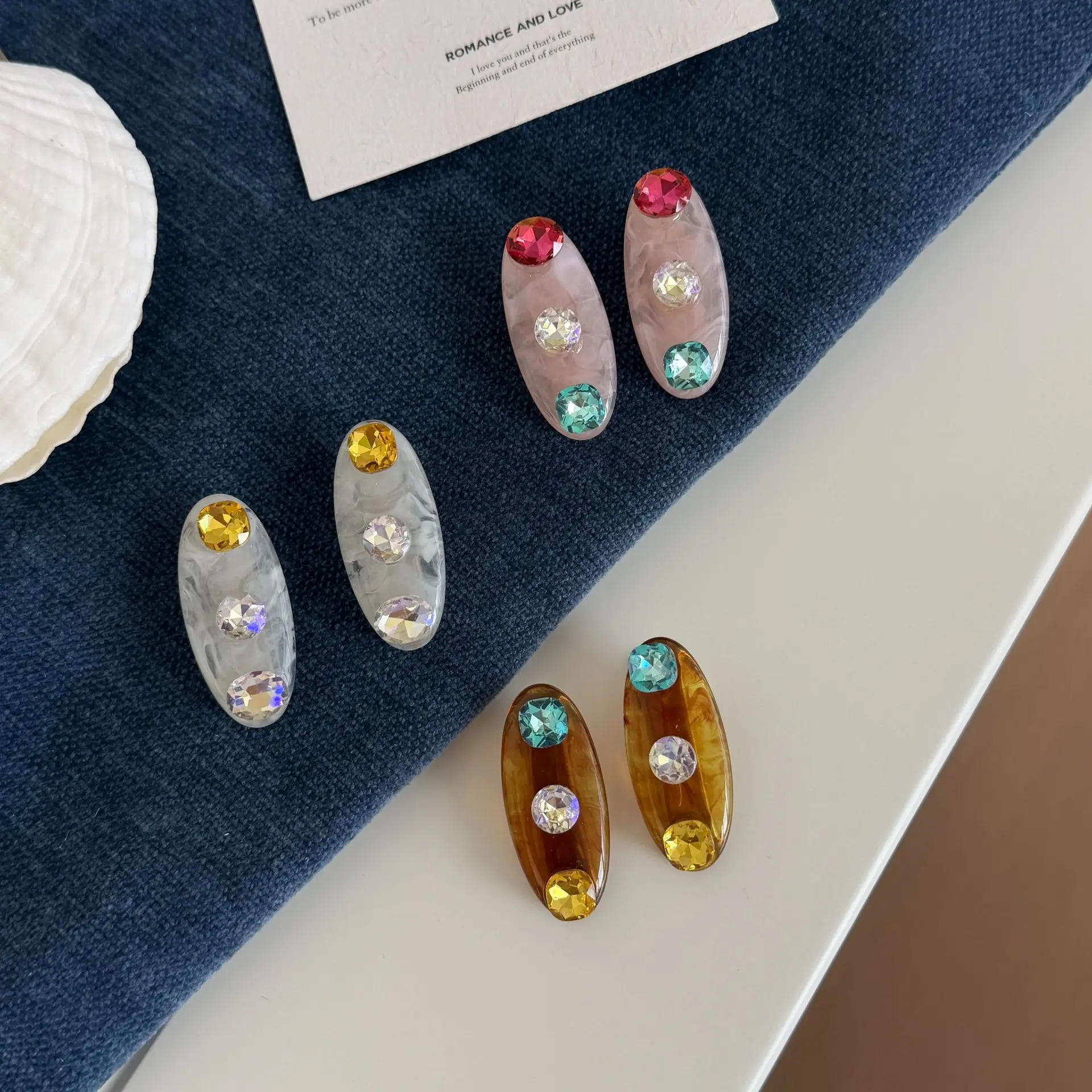 French Retro Acetate Oval Hair Clip Colorful Rhinestone Side Clip for Bangs Unique Design Versatile Hair Accessory
French Retro Acetate Oval Hair Clip Colorful Rhinestone Side Clip for Bangs Unique Design Versatile Hair Accessory