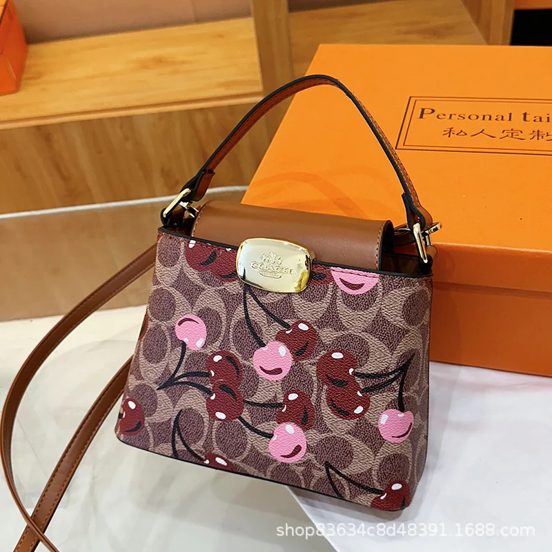 Stylish Shoulder/Crossbody Tote Bag - 2025 Koujia New Spray-Painted Red Lip & Cherry Handheld Women's Bag
Stylish Shoulder/Crossbody Tote Bag - 2025 Koujia New Spray-Painted Red Lip & Cherry Handheld Women's Bag
