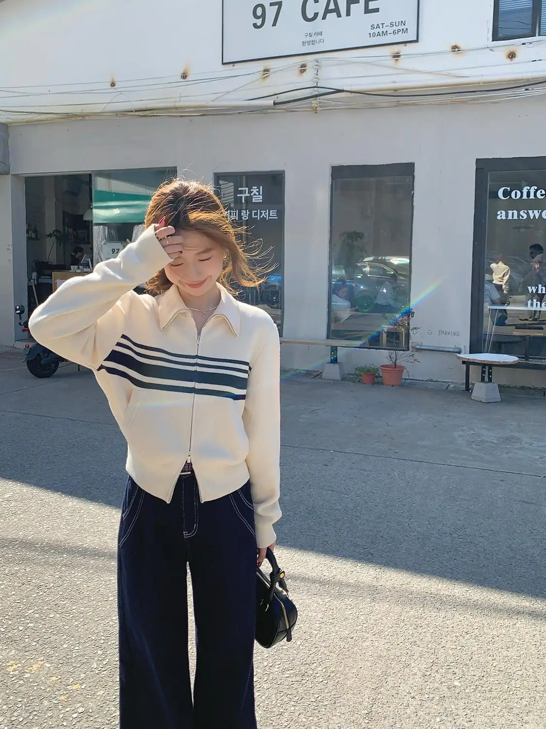 Женский осенне-зимний вязаный свитер на молнии с полосатым воротником, новая модная модель, маленький размер, хлопковое пальто с длинными рукавами
Женский осенне-зимний вязаный свитер на молнии с полосатым воротником, новая модная модель, маленький размер, хлопковое пальто с длинными рукавами