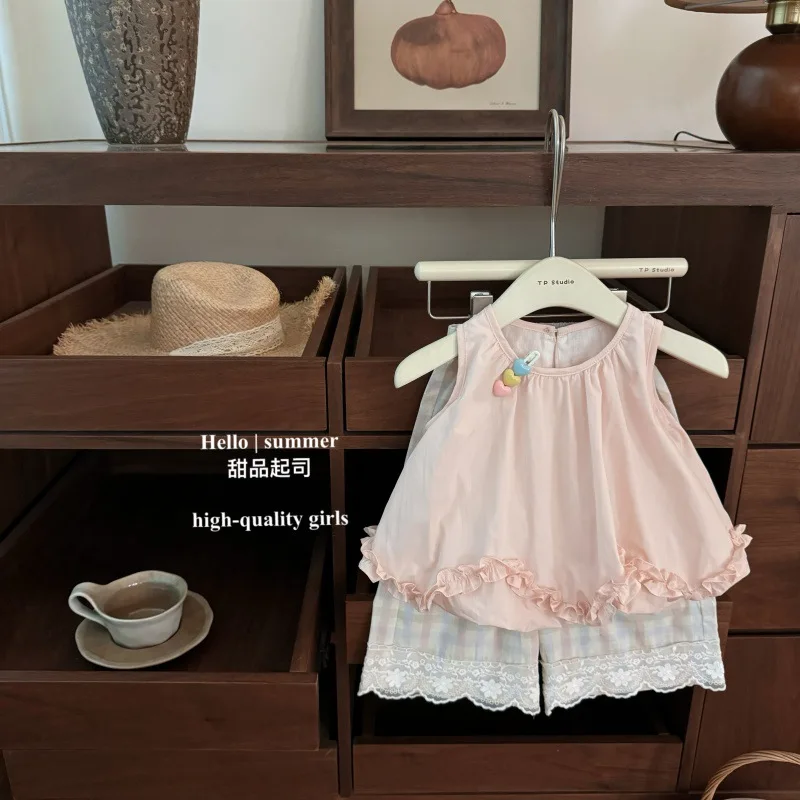 Kids Girls Sweet Pastel Outfit, 2Pcs Ruffle Trim Sleeveless Blouse + Lace Hem Plaid Shorts, Fashion Breathable Summer Casual Set
Kids Girls Sweet Pastel Outfit, 2Pcs Ruffle Trim Sleeveless Blouse + Lace Hem Plaid Shorts, Fashion Breathable Summer Casual Set