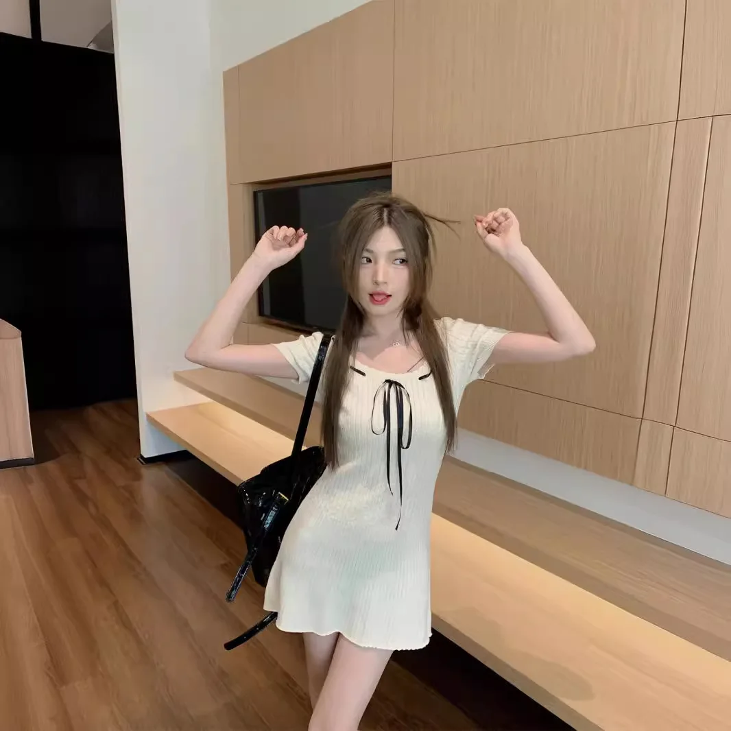 Дизайн ремешка на шнурке, облегающая поясная сумка, юбка на бедрах, женское летнее новое платье в стиле Pure Desire с квадратным вырезом и короткими рукавами
Дизайн ремешка на шнурке, облегающая поясная сумка, юбка на бедрах, женское летнее новое платье в стиле Pure Desire с квадратным вырезом и короткими рукавами