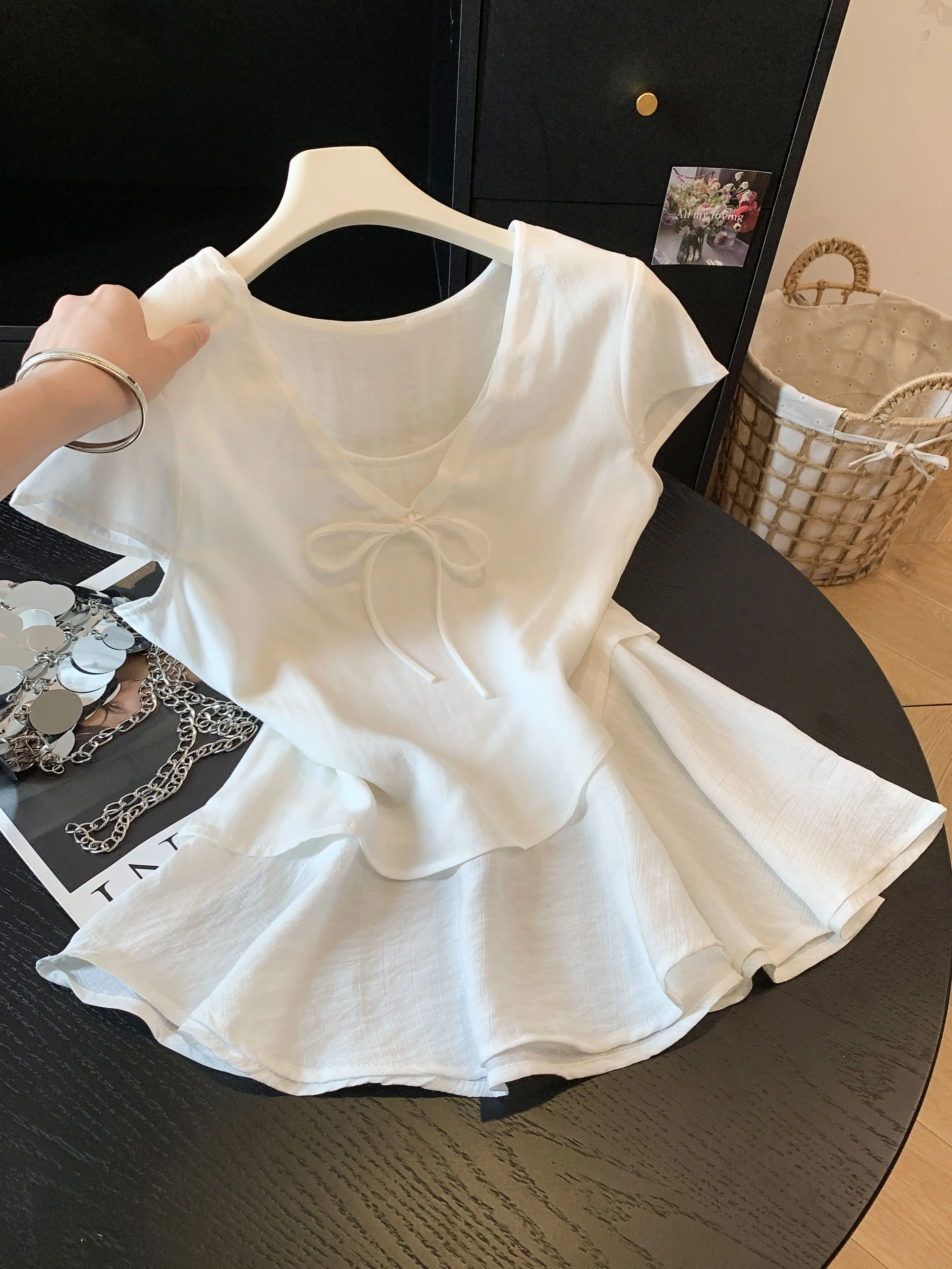 White V-neck Shirt Women's Summer New Style Knot Waist-cinching Slimming Short Sleeve Top Fashionable And Elegant
White V-neck Shirt Women's Summer New Style Knot Waist-cinching Slimming Short Sleeve Top Fashionable And Elegant