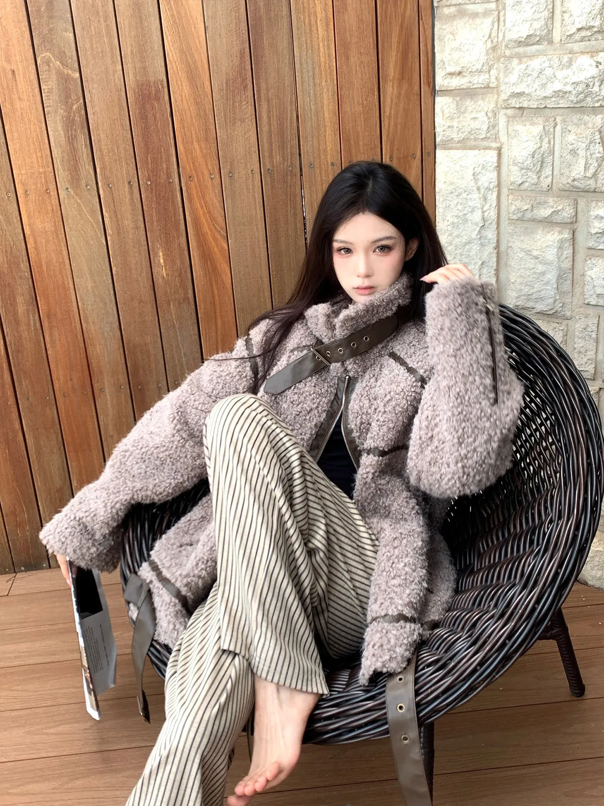 Thickened Lamb Fur Jacket Women's Leather And Fur Integrated Winter New Style Cappuccino Sweet Shrimp Pie Stylish Commute Style
Thickened Lamb Fur Jacket Women's Leather And Fur Integrated Winter New Style Cappuccino Sweet Shrimp Pie Stylish Commute Style