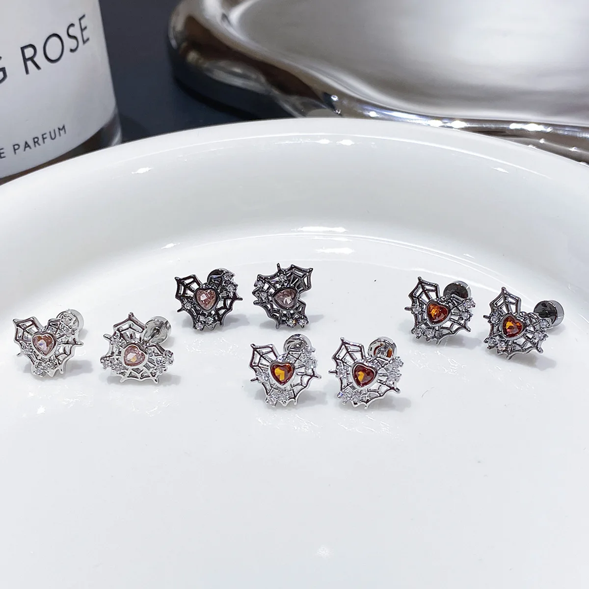Single-pack stainless steel medical steel, dark devil versatile niche copper-plated heart-shaped spider web stud earrings, 316L titanium steel ear hole earbone stud earrings, low sensitivity and non-fading, party travel daily versatile earrings
Single-pack stainless steel medical steel, dark devil versatile niche copper-plated heart-shaped spider web stud earrings, 316L titanium steel ear hole earbone stud earrings, low sensitivity and non-fading, party travel daily versatile earrings