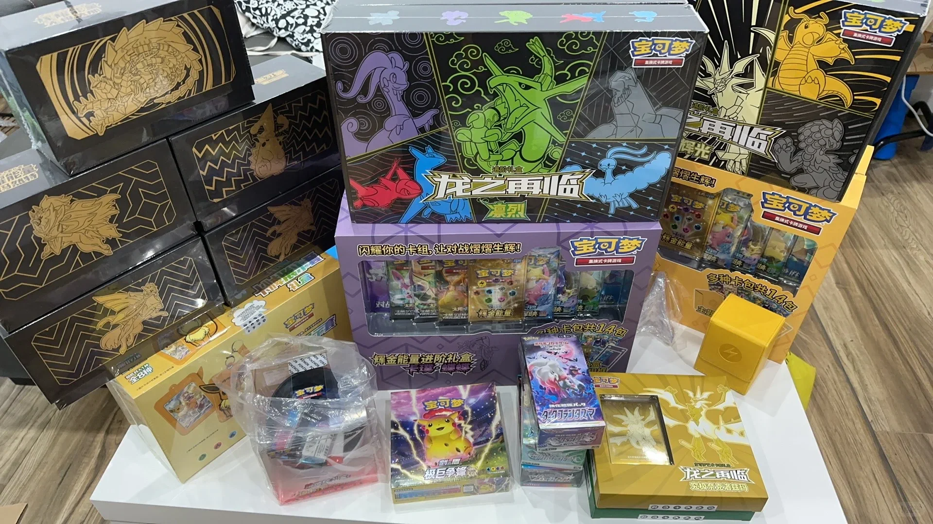 PokéMon 6.0 Jiucai Hui Gathering Swap Card Dragon Return Подарочная коробка Серия Fierce Подарочная коробка Светящаяся подарочная коробка Сюрприз Подарок-сюрприз
PokéMon 6.0 Jiucai Hui Gathering Swap Card Dragon Return Подарочная коробка Серия Fierce Подарочная коробка Светящаяся подарочная коробка Сюрприз Подарок-сюрприз