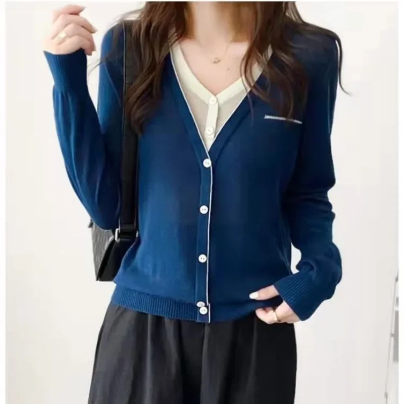 Spring and Autumn Leisure Simple and Fashionable Sports V-neck Spliced Contrast Fake Two Piece Knitted Cardigan for Women PH357
Spring and Autumn Leisure Simple and Fashionable Sports V-neck Spliced Contrast Fake Two Piece Knitted Cardigan for Women PH357