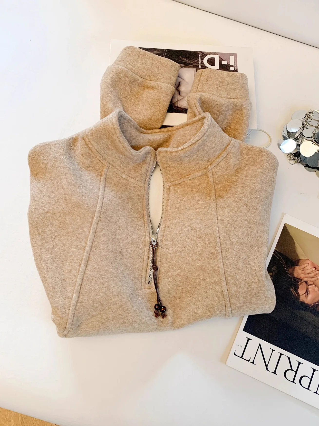 Женская теплая зимняя толстовка-кардиган на молнии с капюшоном и воротником-стойкой, на флисовой подкладке, с вязаными элементами
Женская теплая зимняя толстовка-кардиган на молнии с капюшоном и воротником-стойкой, на флисовой подкладке, с вязаными элементами