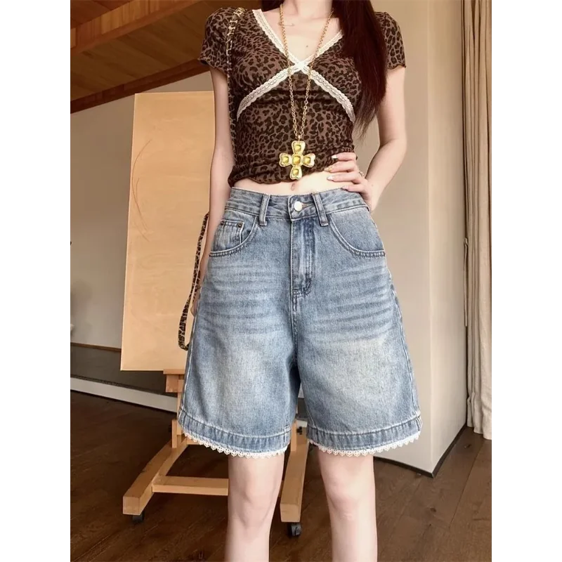 Женские джинсовые шорты с высокой талией, голубые потертые повседневные летние широкие джинсовые шорты свободного покроя с кружевной отделкой
Женские джинсовые шорты с высокой талией, голубые потертые повседневные летние широкие джинсовые шорты свободного покроя с кружевной отделкой