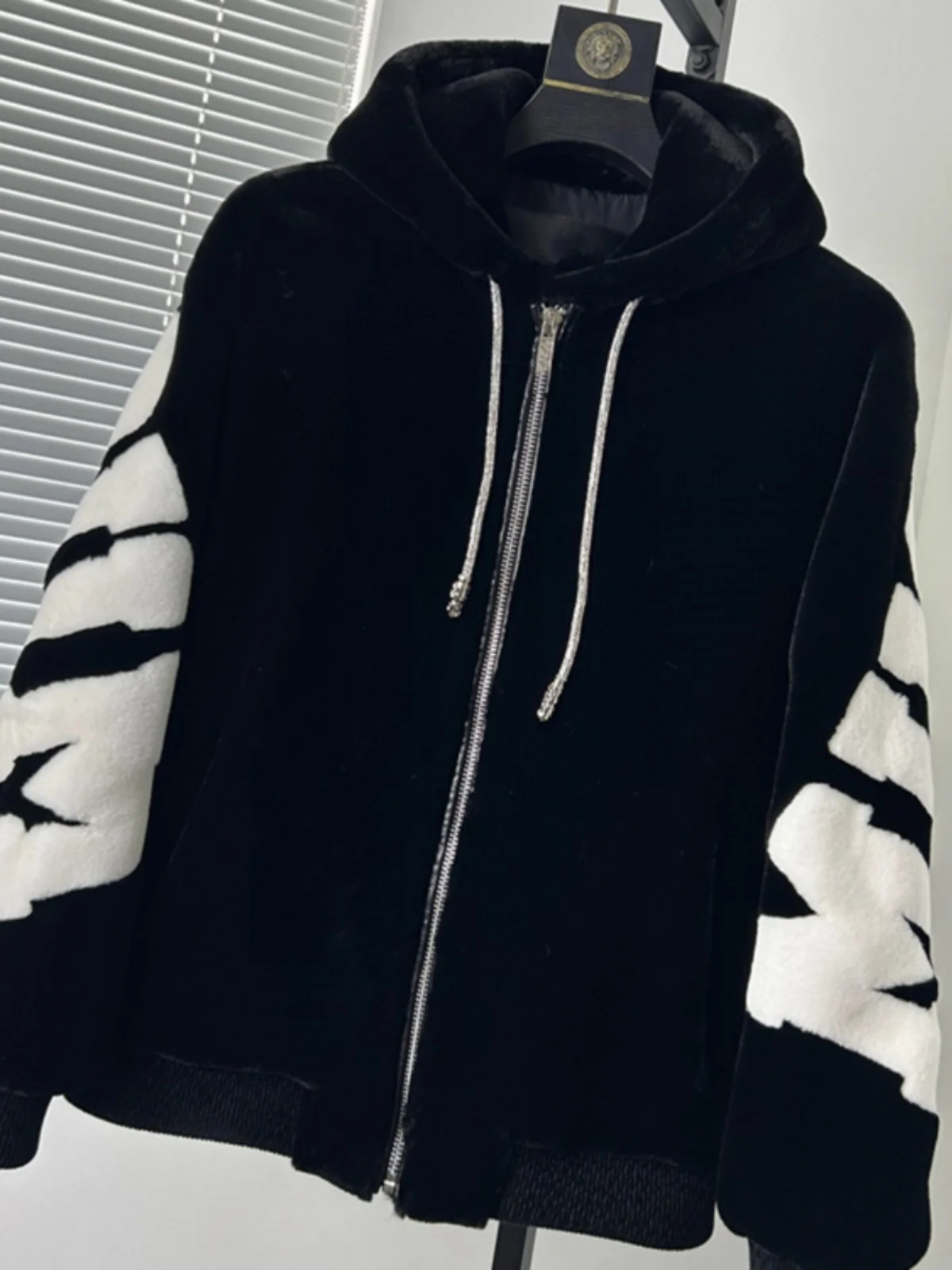 Мужская осенне-зимняя куртка с капюшоном на подкладке, приталенная повседневная универсальная модная верхняя одежда, ветрозащитная полиэфирная ткань
Мужская осенне-зимняя куртка с капюшоном на подкладке, приталенная повседневная универсальная модная верхняя одежда, ветрозащитная полиэфирная ткань