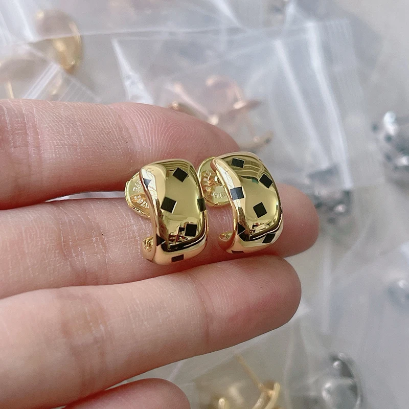 New Luxury Designer Pure 925 Sterling Silver Jewelry For Women Smooth Stud Earrings Fleck Design Classic Bohemia Design Fine
New Luxury Designer Pure 925 Sterling Silver Jewelry For Women Smooth Stud Earrings Fleck Design Classic Bohemia Design Fine