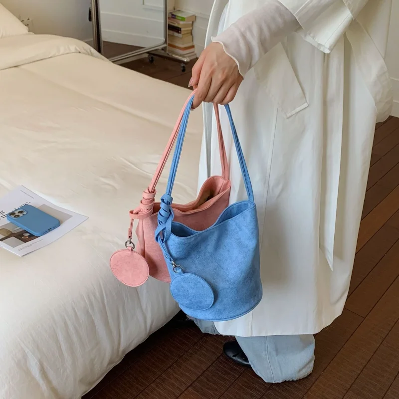 Fresh Sweet Frosted Bucket Tote Bag for Women 2026 High Quality Fashionable Simple Korean Versatile Trend Armpit Shoulder Bag
Fresh Sweet Frosted Bucket Tote Bag for Women 2026 High Quality Fashionable Simple Korean Versatile Trend Armpit Shoulder Bag