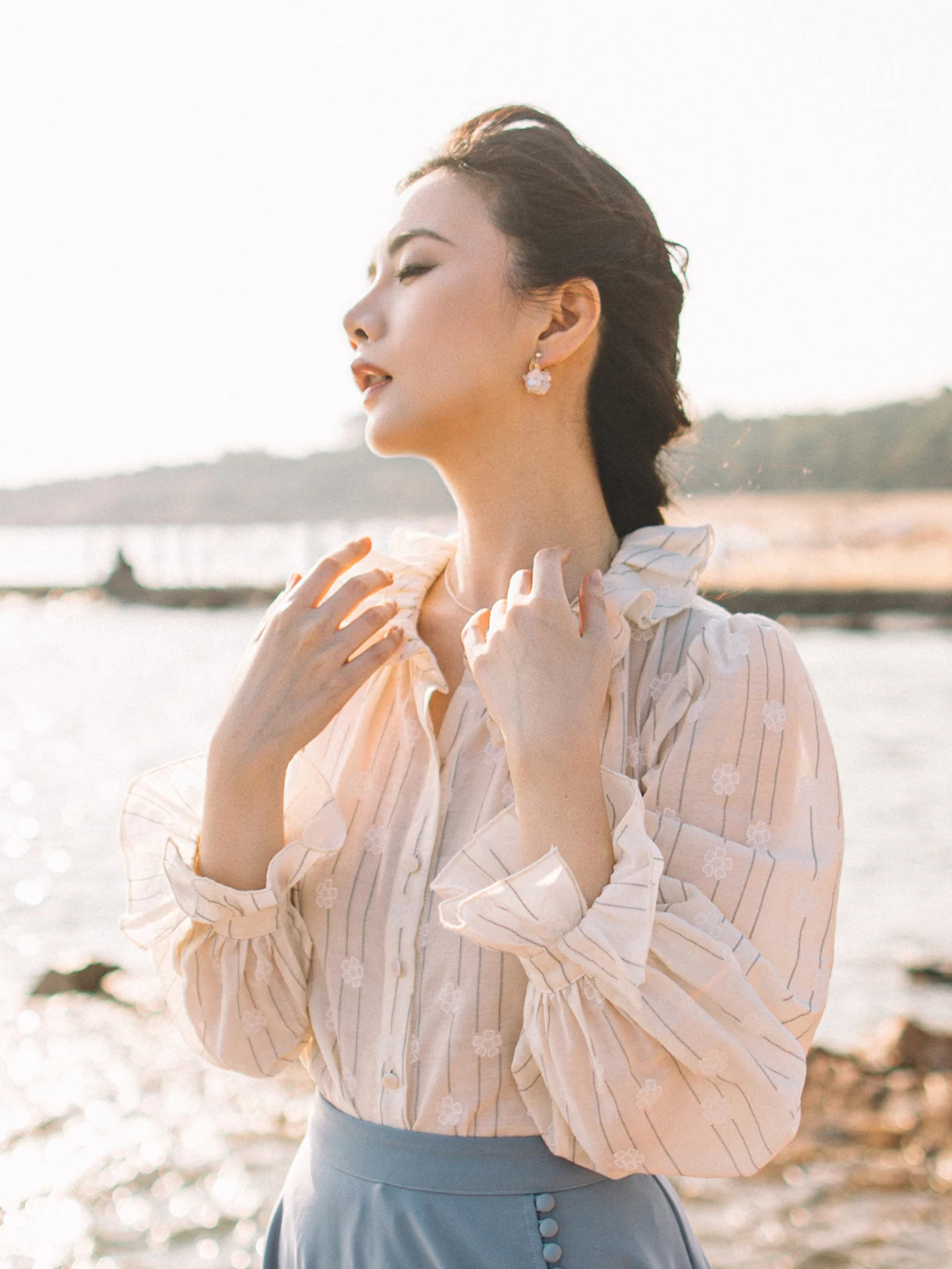 Женская дышащая тонкая блузка Sahara Original Edwardian Court с воротником-стойкой, французскими рукавами-лепестками и принтом
Женская дышащая тонкая блузка Sahara Original Edwardian Court с воротником-стойкой, французскими рукавами-лепестками и принтом