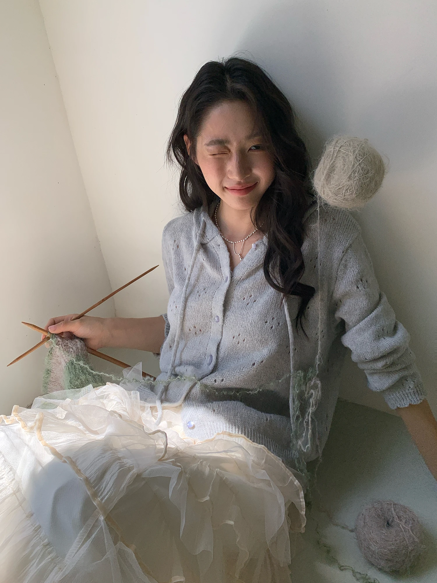 Женский вязаный кардиган с вырезами, мягкий, универсальный, свободный, повседневный, с длинными рукавами, V-образным вырезом и пуговицами, для ранней весны
Женский вязаный кардиган с вырезами, мягкий, универсальный, свободный, повседневный, с длинными рукавами, V-образным вырезом и пуговицами, для ранней весны