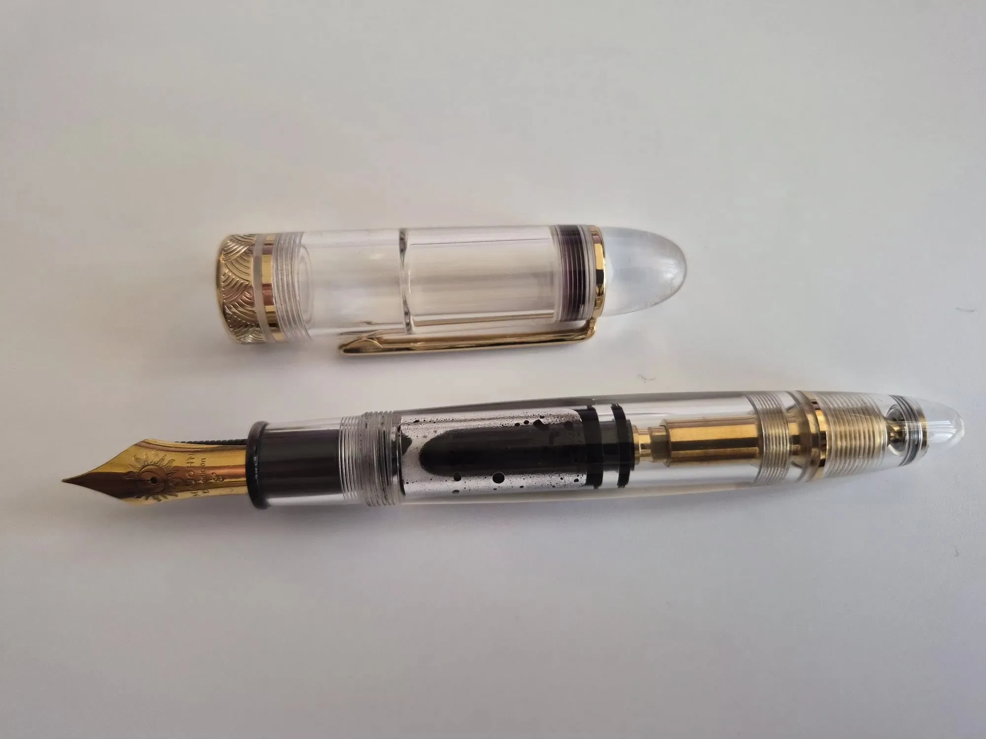 MAJOHN P140 Large Demonstrator Fountain Pen No.8 #40 Nib Hard Rubber Ebonite Feed Copper Piston Filling Acrylic Ink Pen EF/F/M
MAJOHN P140 Large Demonstrator Fountain Pen No.8 #40 Nib Hard Rubber Ebonite Feed Copper Piston Filling Acrylic Ink Pen EF/F/M