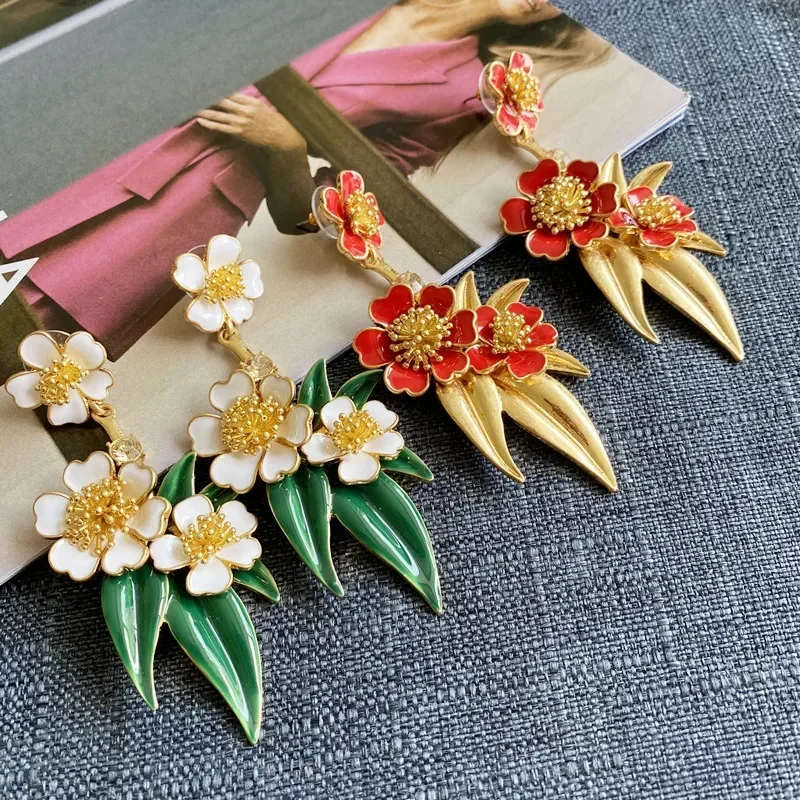 Fashion Jewerly Bright American Style Floral Enamel Earrings with Green Leaves for Women, Available in Two Colors
Fashion Jewerly Bright American Style Floral Enamel Earrings with Green Leaves for Women, Available in Two Colors