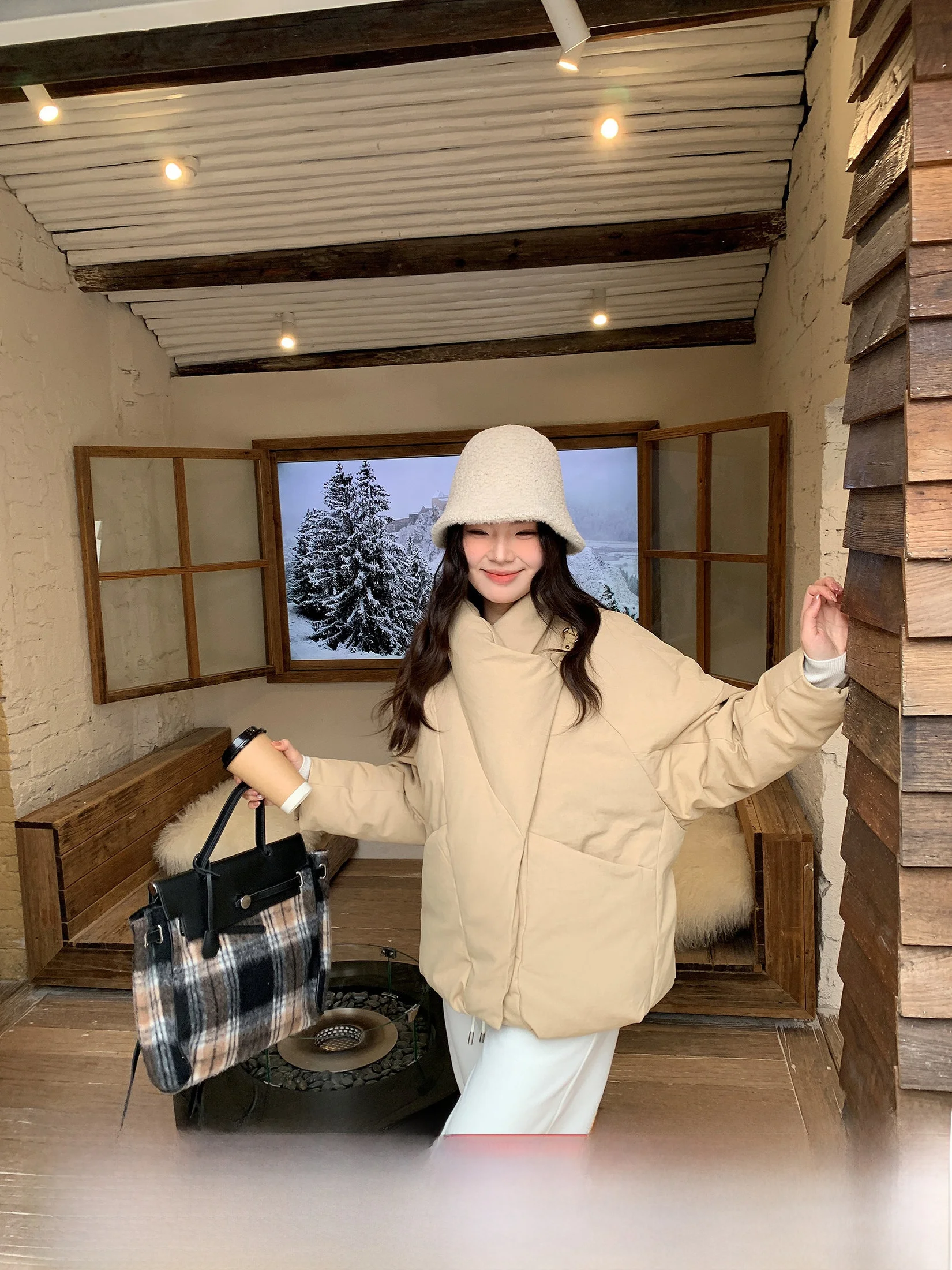Art Gallery Li Xiaoxiao White Duck down Puffer Jacket Women's Winter plus Size Flip Collar Warm Versatile Outerwear
Art Gallery Li Xiaoxiao White Duck down Puffer Jacket Women's Winter plus Size Flip Collar Warm Versatile Outerwear