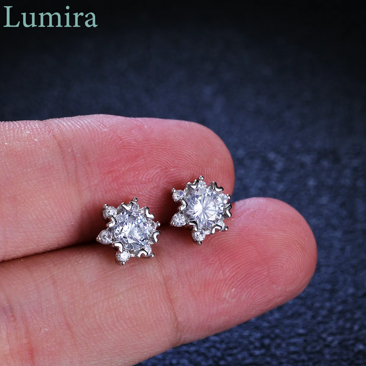 Lumira Women's Snowflake Platinum PT950 Stud Earrings Elegant and Minimalist Wedding Gift 0.5 Carat Mossanite Ear Jewelry
Lumira Women's Snowflake Platinum PT950 Stud Earrings Elegant and Minimalist Wedding Gift 0.5 Carat Mossanite Ear Jewelry