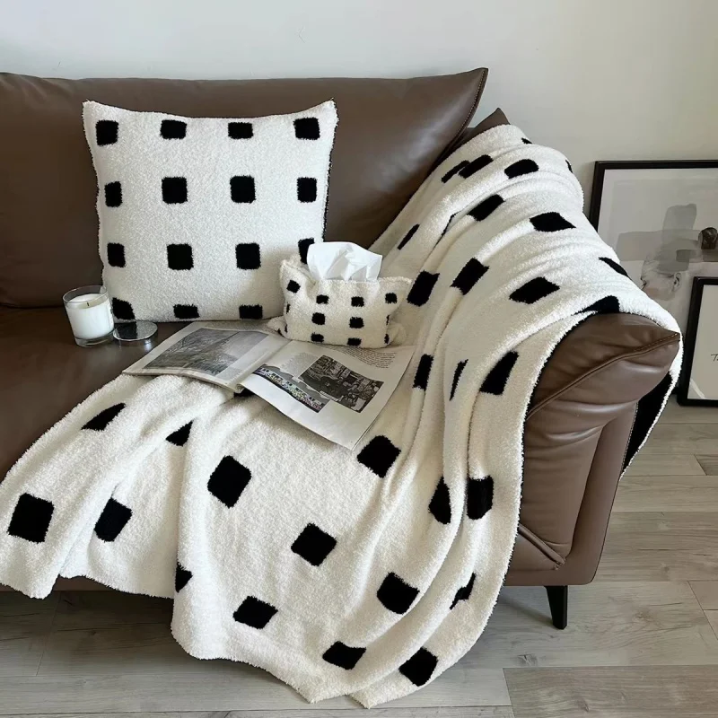 French-style light luxury half-velvet nap blanket, high-end ambiance throw blanket for living room, black and white sofa blanket
French-style light luxury half-velvet nap blanket, high-end ambiance throw blanket for living room, black and white sofa blanket