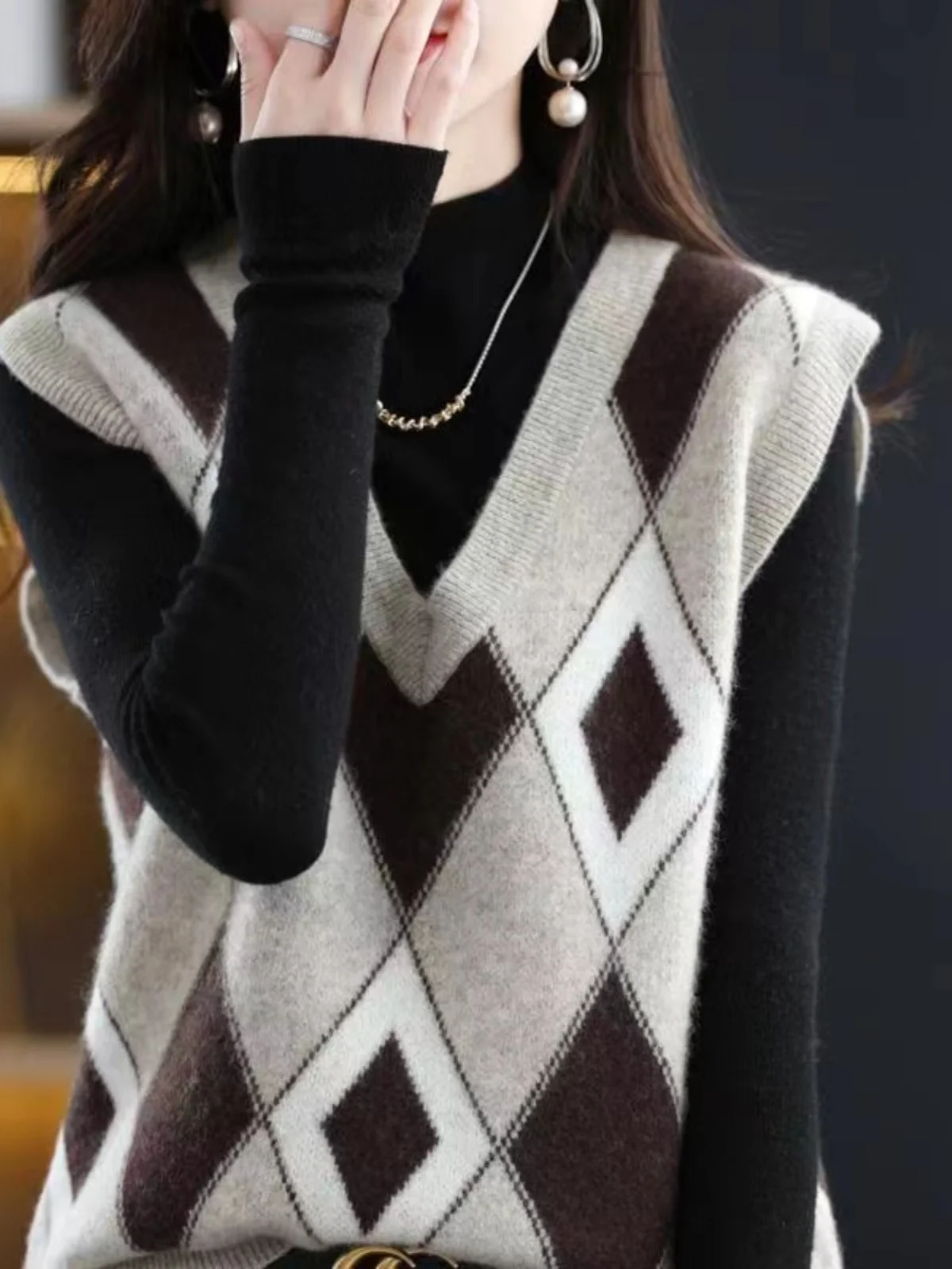 Fashionable V-Neck Diamond Knitted Vest Women's Base Layer Jacket Stylish Warm Outerwear Commute Style Loose Fit Inner Wear
Fashionable V-Neck Diamond Knitted Vest Women's Base Layer Jacket Stylish Warm Outerwear Commute Style Loose Fit Inner Wear