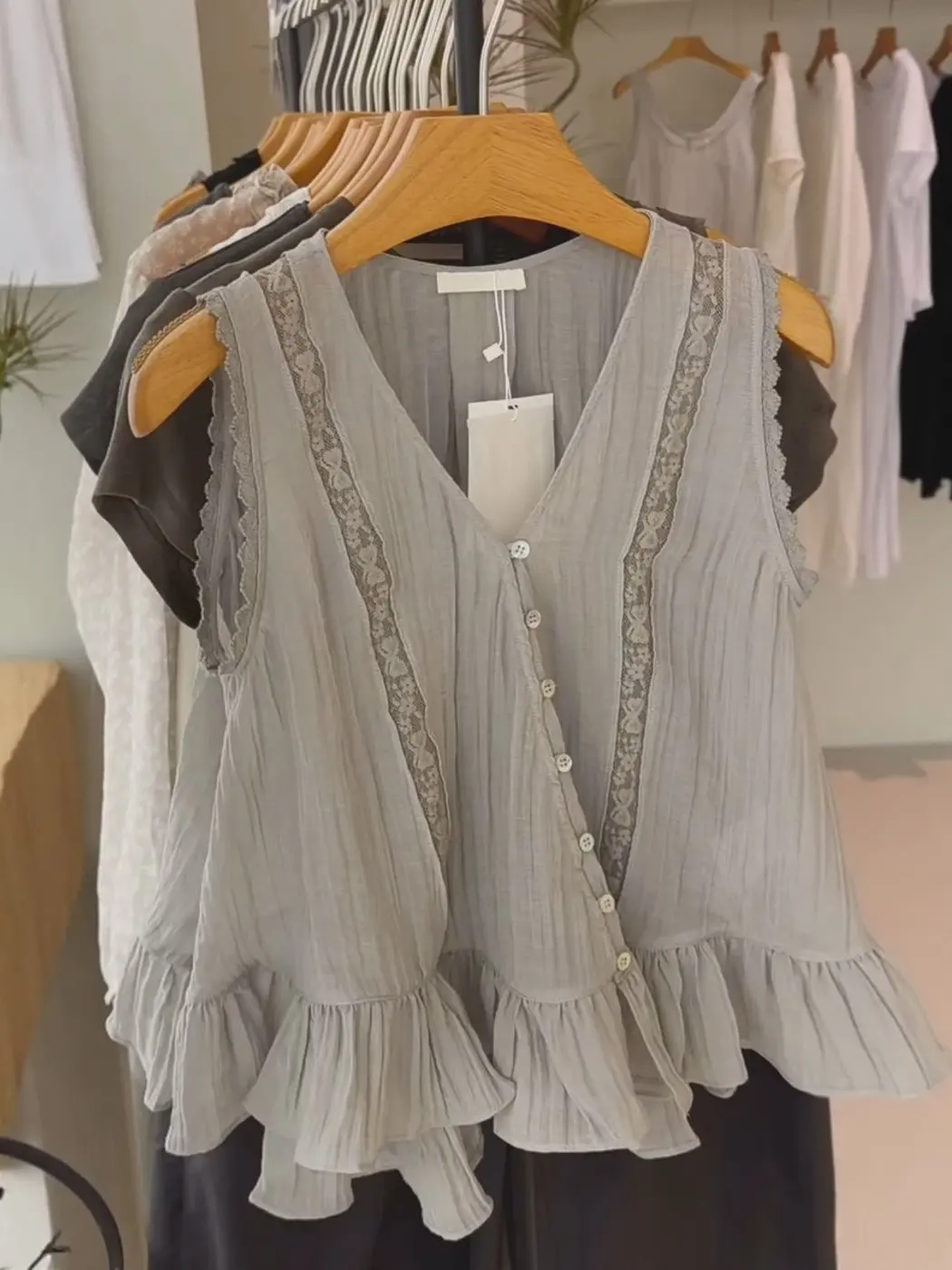 Korean Style Lace Splice V-Neck Sleeveless Shirt Vest Women Summer Fashion Versatile Slimming Pleated Top Breathable Casual Wear
Korean Style Lace Splice V-Neck Sleeveless Shirt Vest Women Summer Fashion Versatile Slimming Pleated Top Breathable Casual Wear